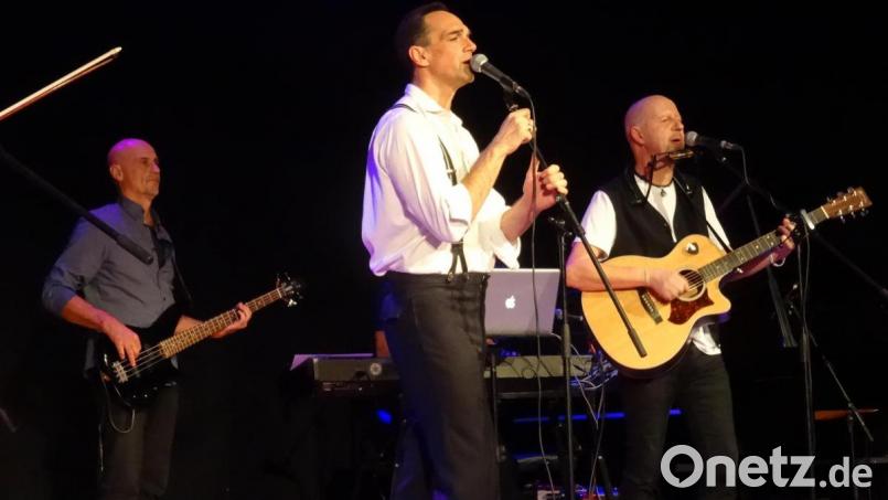 Andreas Weinek (rechts) komponiert und textet die Songs für Harry Blank. Am Baß Wolfgang Gleixner (links) von 
Haindling. Bild: hka