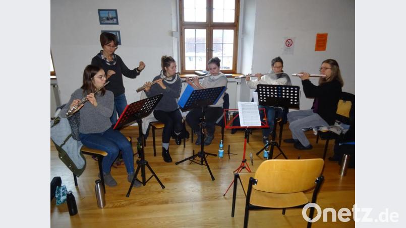 Die Querflöten bei der Registerprobe mit Anja Paulus (Zweite von links). Bild: exb