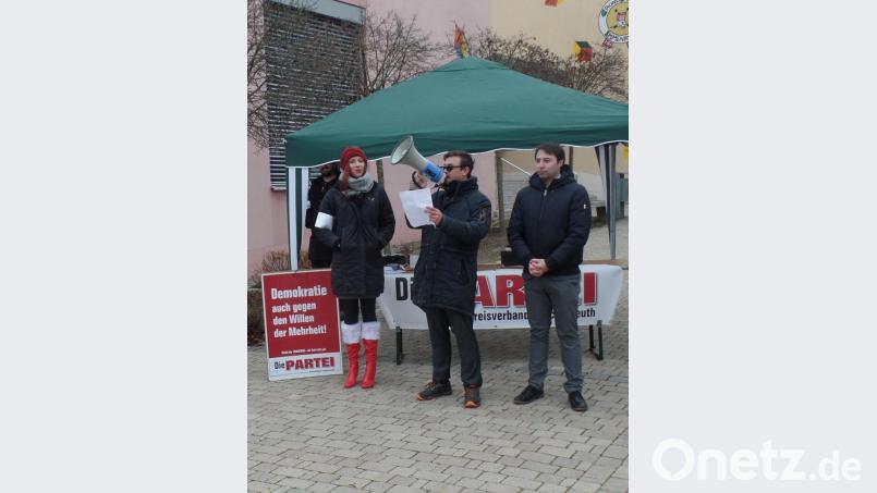 Per Losentscheid wurden in Immenreuth durch „Die Partei“ die 24 Kandidaten für den Gemeinderat sowie der drei Bürgermeister ermittelt. Ganz rechts, Konstantin Kühnelt aus Kemnath, Vorsitzender des Kreisverbandes Tirschenreuth. Bild: Hubert Brendel