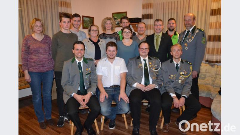 Ein Team mit Schützenmeister Stefan Brandmiller (vorne, Zweiter von rechts) und zweitem Schützenmeister Andreas Kappl (vorne links), Sportleiter Fabian Putzer (vorne rechts) führt künftig den Schützenverein Gebhardsreuth. Vorsitzender des Fördervereins ist Christoph Baier (vorne, Zweiter von links). Bild: gi