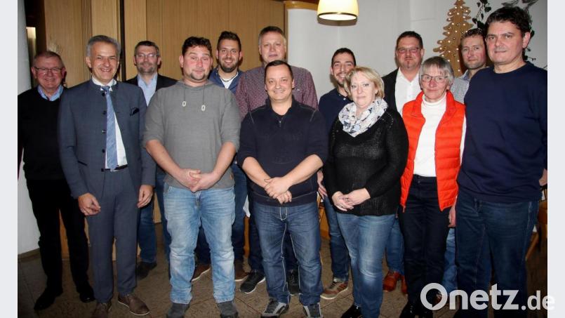 Ernst Neumann und Roland Grillmeier (von links) gratulierten den Nominierten aus dem CSU Ortsverband Pechbrunn-Groschlattengrün, die sich im Landgasthof Obst persönlich vorstellten. Bild: wro