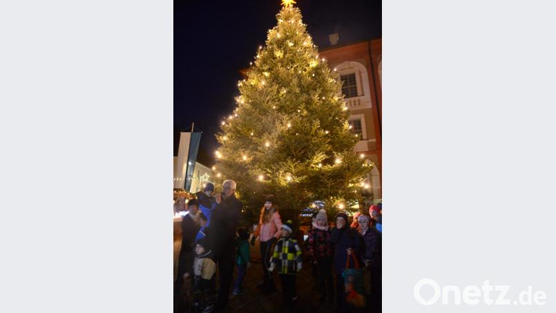 Beim Rückwärtszahlen gingen bei null die Kerzen am Weihnachtsbaum und die Weihnachtsbeleuchtung am Marktplatz an. Bild: bey