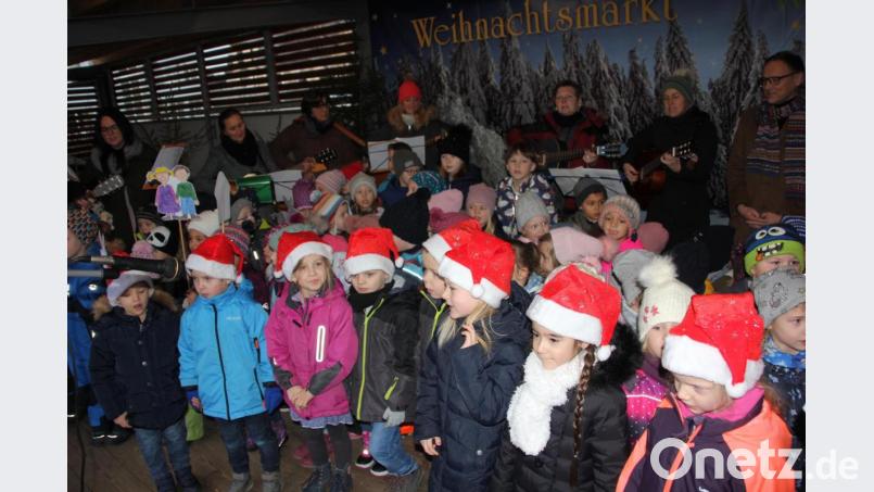 Begeistert sangen die Kinder des Katholischen Kinderhauses St. Michael. Bild: kro