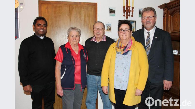 Herbert Säckl, eingerahmt von Ehefrau Renate und Tochter Michaela, freut sich über die vielen guten Wünsche zum 80. Geburtstag, die auch Pfarrer Julius Johnrose und Bürgermeister Johann Maurer überbringen. Bild: pi