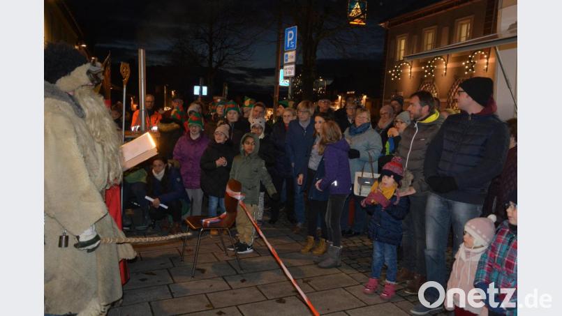 St. Nikolaus besuchte mit Knecht Ruprecht und zwei kleinen Engeln den Auftakt der Adventsschaufenster-Aktion des Gewerbefördervereins. Vorsitzender Stefan Grillmeier betonte, dass die Aktion heuer zum sechsten Mal stattfindet. Bild: jr