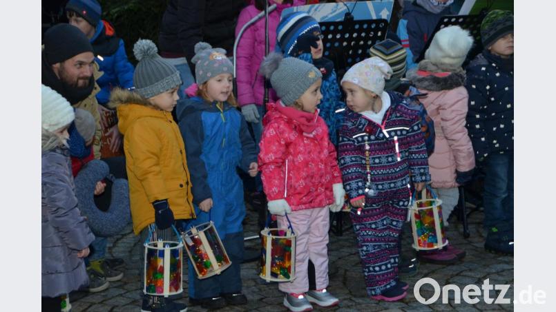 Kinder ziehen mit Laternen zum Markt. Bild: dob