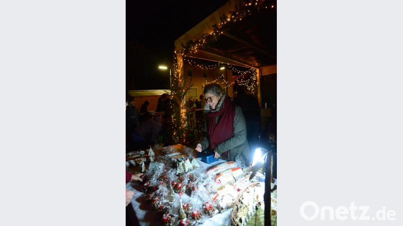 Die Pleysteiner Chöre verkaufen Stollen und gebrannte Mandeln. Bild: bey