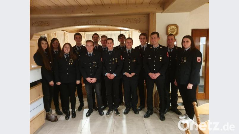 Beim Kameradschaftsabend wurden zahlreiche Mitglieder geehrt. Mit auf dem Bild zu sehen sind Kommandant Markus Guttenberger (Vierter von rechts) und Vorsitzender Gerd Pürner (Zweiter von rechts). Bild: Gerd Pürner
