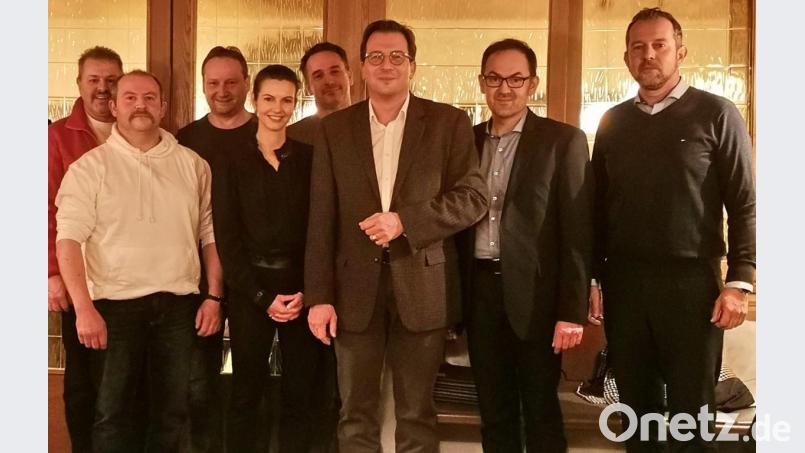 Die neue Führungsriege des Gewerbeverbandes um Vorsitzenden Franc Dierl (Dritter von rechts) mit Peter Porsch, Andreas Bender, Kai Kolb, Constanze Greim Gerd Zetlmeisl, Volker Lehner und Peter Deubzer (von rechts). Bild: hai