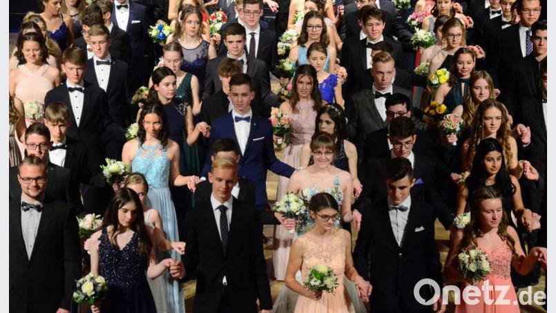 Am Freitag zogen 50 Tanzpaare zum Abschlussball in die Max-Reger-Halle ein. Bild: Kunz