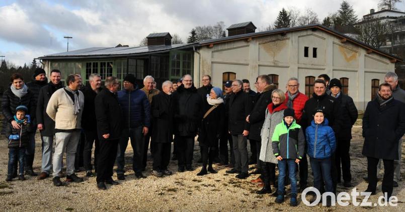 Beim mittlerweile teilsanierten Lokschuppen (im Hintergrund) informierte sich die Stadtratsfraktion mit weiteren CSU-Anhängern, wie das Projekt Oberpfälzer Industrie- und Lokalbahn-Museum verwirklicht werden kann. Bild: gf