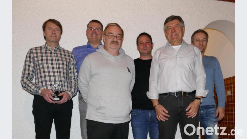 Altherren-Leiter Karl-Heinz Hasler (Zweiter von rechts) ehrte Günter Rosenberger (links) sowie die Preisträger Hubert Sternkopf (Dritter von links) und Jochen König (rechts). Mit im Bild Ehrenamtsbeauftragter Rainer Vater und 2.Abteilungsleiter Bastian Siebert. Bild: bk