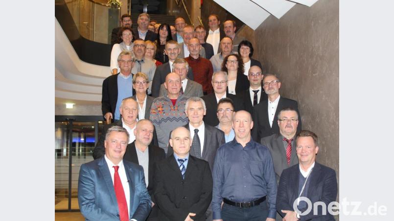 Die Geschäftsführenden Gesellschafter Christian (vorne links) und Lars Engel (vorne rechts) sowie Personalleiter Manfred Riedl (vorne, Zweiter von links) ehren die langjährigen Mitarbeiter. Bild: Schönberger, Ferdinand [fsb]