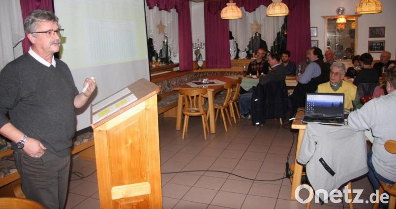 Am Ende seiner Informationen angelangt, stellte sich Bürgermeister Wolfgang Braun auch den Fragen der Bürger. Bild: wro