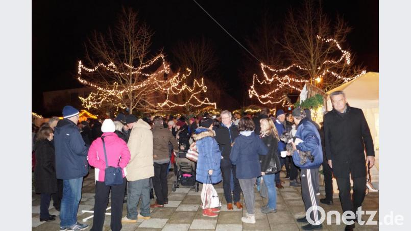 Lichterglanz und Budenzauber locken zahlreiche Besucher zur 5. Schirmitzer Dorfweihnacht. Bild: du