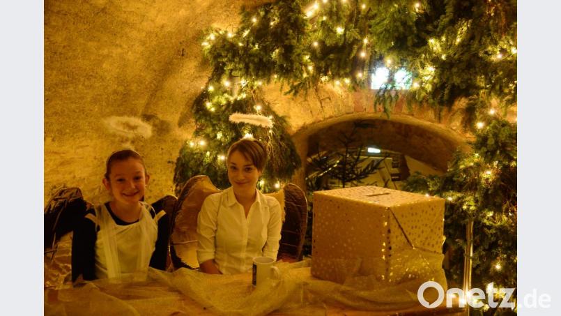 Die zwei Engel stellen im Weihnachts-Postamt die Verbindung zum Christkind her, das noch vor Weihnachten den Kindern einen Brief schreiben wird. Bild: bey