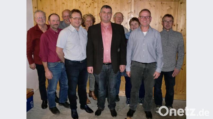 Freie-Wähler-Bürgermeisterkandidat Manfred Schlosser (Mitte) spürte bei der Mitgliederversammlung viel Rückendeckung seiner Parteifreunde. Er erhielt bei der Kür zum Kandidaten alle Stimmen. Bild: sh