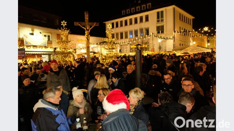 Als Anziehungspunkt für jedes Alter steht der Weihnachtsmarkt am Platz am Kreuz. Bild: mab