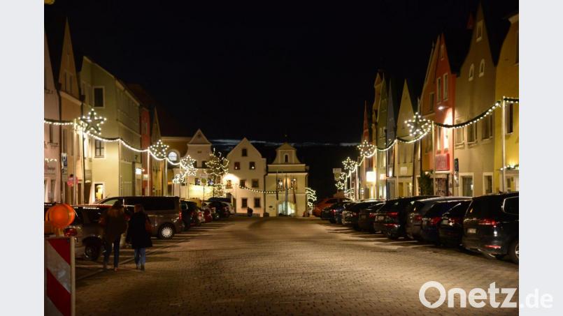 Die Weihnachtsbeleuchtung verleiht dem Stadtplatz festlichen Glanz. Bild: bey