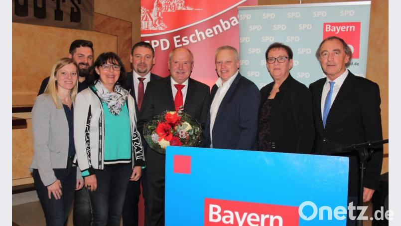 Einhellige Zustimmung der Genossen bekommt Peter Lehr (Vierter von rechts) für seine Kandidatur als Landrat: Erste Gratulanten sind Bezirksvorsitzender Franz Schindler (rechts), die ehemalige Unterbezirksgeschäftsführerin Gisela Birner (Dritte von links) sowie das Führungsteam des SPD-Kreisverbandes mit (von links) Nicole Bäumler, Sebastian Dippold, Markus Ludwig, Jürgen Kürzinger und Maria Sauer. Bild: stg