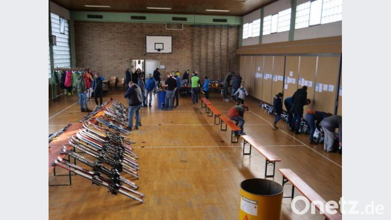 Beim Skibasar warteten zahlreiche Wintersportartikel auf die Käufer. Bild: exb