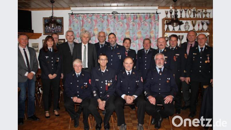 Urkunden und Ehrenzeichen erhielten Mitglieder der Feuerwehren Reuth, Premenreuth, Röthenbach, Thumsenreuth und Krummennaab. Ihnen gratulierten Landrat Wolfgang Lippert, die Bürgermeister und die Führungsdienstgrade. Bild: exb