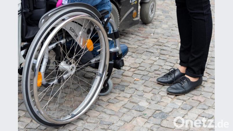 Wer auf den Rollstuhl oder Rollator angewiesen ist, stößt oft auf Hindernisse im öffentlichen Raum. In Waldershof will man nun die Gehsteigkanten besser abschrägen. Symbolbild: Soeren Stache