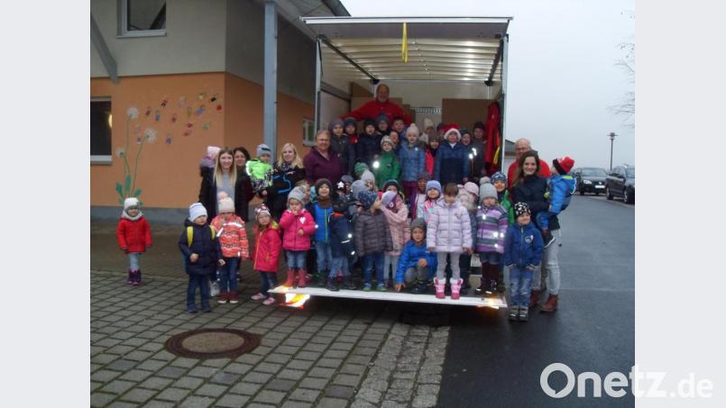 Schnell war der Laster in Kastl vollgeladen, denn die Kinder des Kinderhauses Pusteblume packten feste mit an. Voller Stolz betrachteten sie den immer höher werdenden Berg im Laster der Aktion „Geschenk mit Herz“, der die Geschenke nach Osteuropa, Afrika und nach Übersee bringt. Bild: rpp