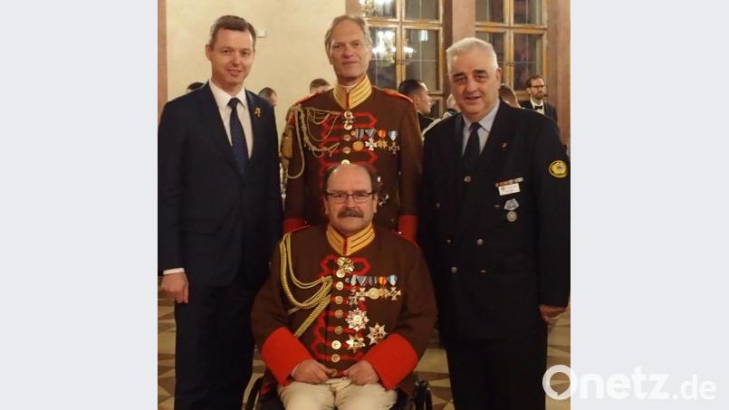 Bei der anschließenden Feier in der Residenz haben (hinten von links) Staatssekretär Thomas Silberhorn, Landeskommandant Oberst d.Ldw. Jürgen Völkl und BKV-Präsident Hans Schiener sowie (vorne) Lds.-Adjutant und Presseoffizier Oberstleutnant d. Ldw. Hans Härtl Gelegenheit zum Austausch. Bild: krb
