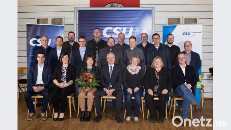 Die Stadtratskandidaten der CSU Erbendorf mit Bürgermeisterkandidat Johannes Reger (vorne, vierter von links) und dessen Frau Marianne (vorne, dritte von links). Bild: ckl