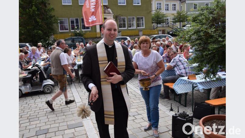 Pfarrer Hans Jürgen Zeitler segnete den Hohenburger Marktladen. Bild: bö