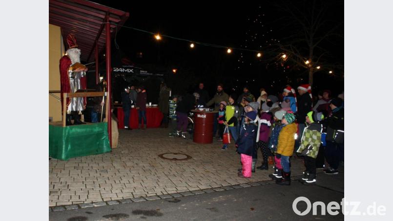 Trocken und nicht zu eisig ist es beim Adventsauftakt in Preißach: ideales Wetter für ein gut besuchtes Christbaumfest. Darüber freut sich auch Sankt Nikolaus. Bild: bjp