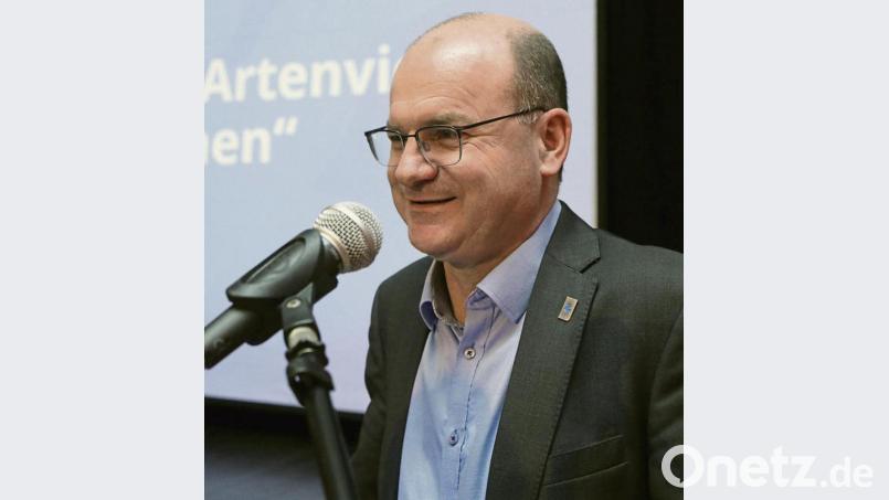 Referent Norbert Schäffer stellte sich geduldig allen Fragen der Landwirte. Bild: Wolfgang Steinbacher