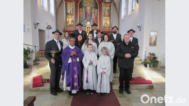 Pfarrer Dr. James Mudakodil (vorne links) freute sich über die schöne Bläsermesse beim Adventsgottesdienst. Vorne links steht Hornmeister Ely Eibisch. Bild: jzk