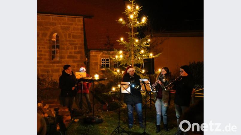 Dorfadvent Spielberg: (von links) Sprecherin Christine Völkl, hinten Karl Greiner am Musikpult sowie die Instrumentalgruppe mit Sabine Dewald, Theresa Völkl und Simon Schwab Bild: fvo