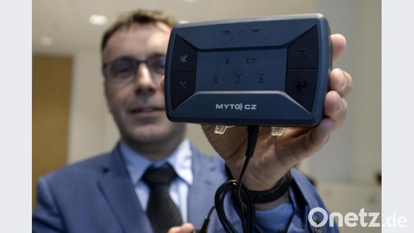 Tschechiens Verkehrsminister Vladimir Kremlik zeigt eine On-Board-Einheit zur Neuanmeldung im Lkw-Mautsystem. Foto: Katerina Sulova/CTK/dpa/Archivbild Bild: Katerina Sulova