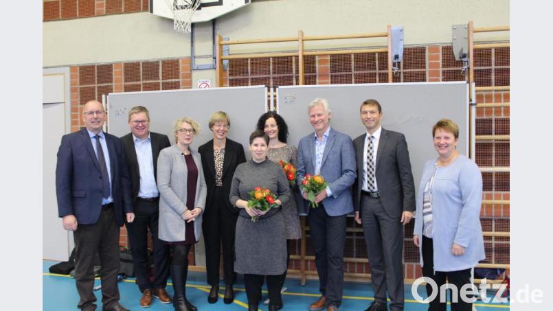 Glückwünsche für das neue Führungsteam der Rupert-Egenberger-Schule mit Schulleiter Michael Schuierer (Dritter von rechts) und den beiden Konrektorinnen Nadine Heldrich (Vierte von rechts) und Rita Heiß (Mitte). Bild: Theresia Ehbauer/exb