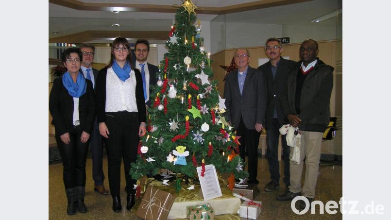 Stefanie Miedl (von links), Bereichsleiter Wolfgang Heider, Geschäftsstellenleiterin Cornelia Wöhrl und Markus Prechtl von der Raiffeisenbank Oberpfalz NordWest eröffneten gemeinsam mit zweitem Bürgermeister Dr. Günther Fütterer, Konrad Weis von der Caritas und Pfarrer Dr. Paul Ezenwa die elfte Wunschsterne-Aktion. Bild: öt