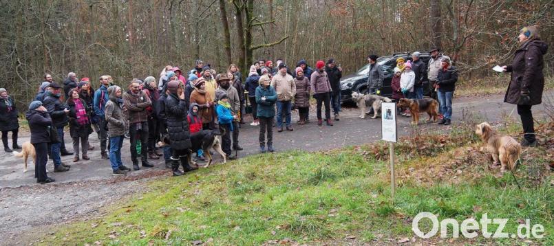 Als Sprecherin des Aktionsbündnisses Walderhalt begrüßt Sonja Schuhmacher die Teilnehmer am Waldspaziergang. Bild: Bühner