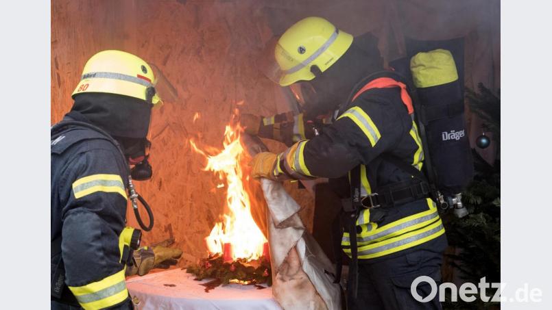 In sieben Minuten kann sich ein Wohnzimmer in ein Flammenmeer verwandeln, wenn eine Kerze am Adventskranz umfällt. Bild: Daniel Bockwoldt