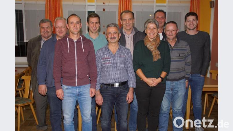 Als Vorsitzender bleibt Franz Dietl (Dritter von links) an der Spitze der Vorstandschaft im TSV Stadlern. Zum Großteil ist die Führungsmannschaft im Amt bestätigt worden . Bild: mmj