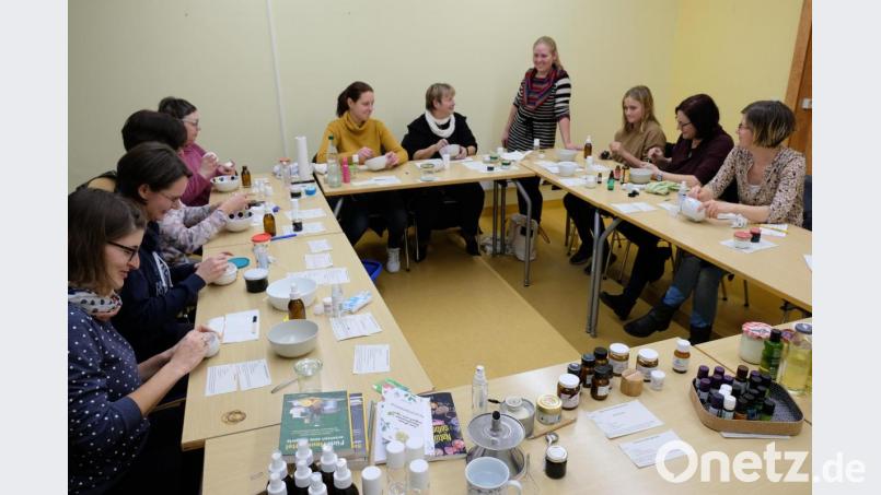 Angeleitet von Silvia Gottinger experimentieren zehn Kursteilnehmerinnen bei einem Workshop der Volkshochschule Eschenbach mit Naturprodukten an der Herstellung &quot;plastikfreier&quot; Kostmetika. Bild: do