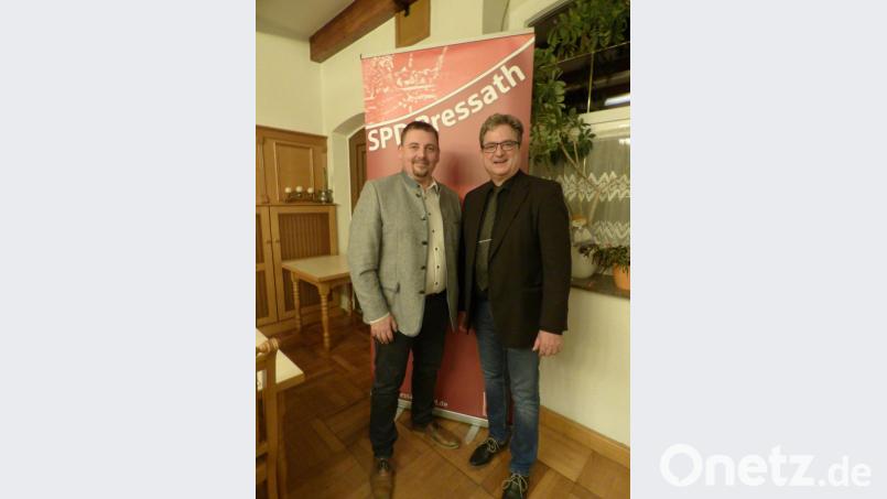 Die Pressather SPD schickt Bernhard Stangl (rechts) als Bürgermeisterkandidaten ins Rennen. Kreisverbandsvorsitzender Markus Ludwig gratuliert dazu. Bild: mng