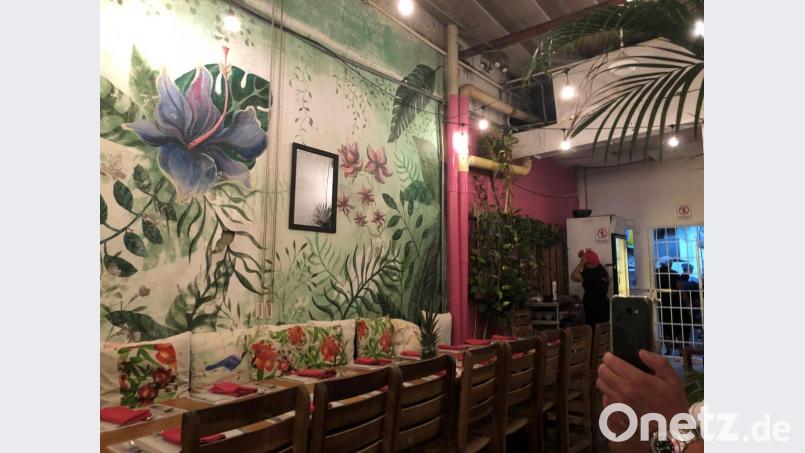 Wandmalerei und gemütliches Mobiliar lassen fast vergessen, dass sich das Restaurant hinter Gefängnismauern befindet. Bild: exb/Stefan Maschke