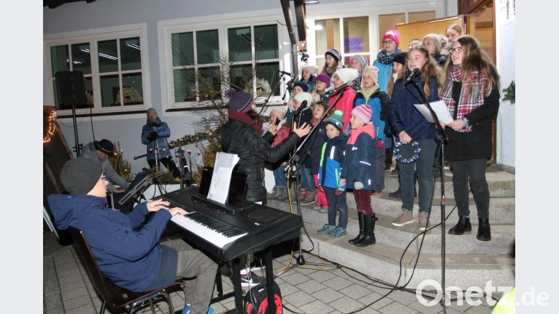 Viel Beifall gibt es für die Kinder- und Jugendchor unter der Leitung von Susanne Schieder. Bild: pi