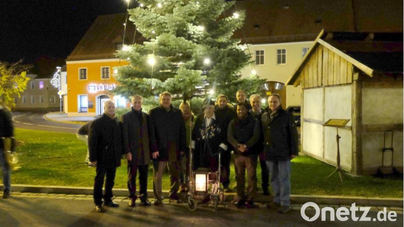 Nachtwächter Tschung wird eingerahmt von den drei Bürgermeistern, Stadträten und Pater Robin Xavier (Dritter von rechts). Bild: Stefanie Gradl