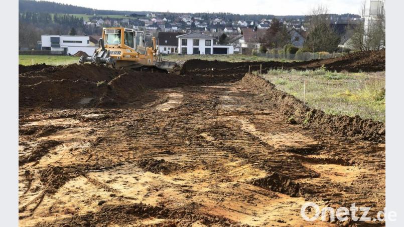 Im Zuge der Erdarbeiten entstehen Straßen, ein unterirdisches Regenüberlaufbecken und, wenn das Wetter mitspielt, heuer auch noch der Kanal. Bild: Petra Hartl