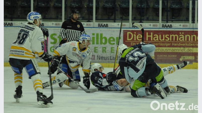 Die Blue Devils (blaue Trikots) zogen am Sonntag gegen den SC Riessersee klar mit 4:8 den Kürzeren. Bild: gb