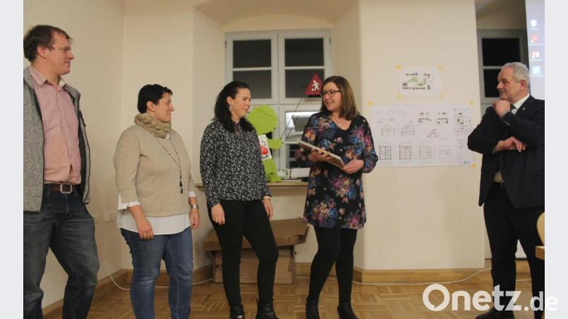 Der Chor &quot;Grazie A Dio&quot; mit Martin Teubner, Regina Siller, Sandra Teubner, Leiterin Michaela Burger (von links) und Bürgermeister Johann Burger nach der Überreichung der Urkunde. Bild: Susanne Forster