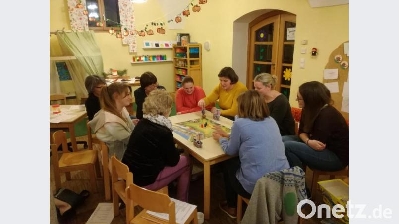 Den Eltern wurden im Franziskuskindergarten kurzweilige Spiele vorgestellt. Sie durften auch gleich ausprobiert werden. Bild: exb